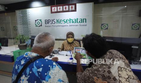 Warga mengurus layanan kesehatan di kantor BPJS Kesehatan Cabang Jakarta Pusat, Jakarta, Selasa (12/4/2022). Pemerintah mengungkapkan tidak ada batasan penyakit yang ditanggung Program Jaminan Kesehatan Nasional-Kartu Indonesia Sehat atau JKN-KIS.