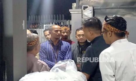 Pj Gubernur Jawa Barat Bey Machmudin meninjau sejumlah tempat pemungutan suara serta gudang logistik pemilu di Kabupaten Bandung dan Kota Cimahi, Selasa (13/2/2024). Ia memastikan seluruh TPS siap menyelenggarakan pemungutan suara pada Rabu (14/2/2024). Video