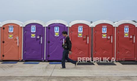 Warga beraktivitas di rest area sementara Jalan Tol Cisumdawu, Paseh, Kabupaten Sumedang, Jawa Barat, Selasa (18/4/2023). 