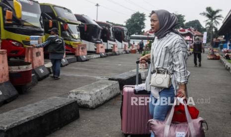 Calon penumpang berjalan menuju bus di Terminal Kampung Rambutan, Jakarta. Menhub memastikan telah melakukan berbagai langkah untuk mengantisipasi arus mudik.