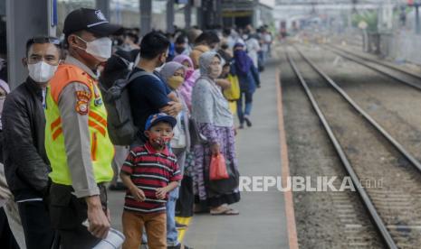 Sejumlah penumpang menunggu kedatangan KRL di Stasiun Tanah Abang, Jakarta, Rabu (9/3/2022). Pemerintah memberlakukan peraturan baru menaiki KRL yaitu tempat duduk tanpa jarak, peningkatan kapasitas hingga 60 persen, balita dibolehkan naik dengan didampingi orang tua, wajib memakai masker, dilarang berbicara dan sudah divaksin Covid-19. Republika/Putra M. Akbar