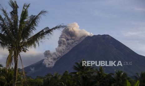 Gunung Merapi melepaskan material vulkanik ke lerengnya.