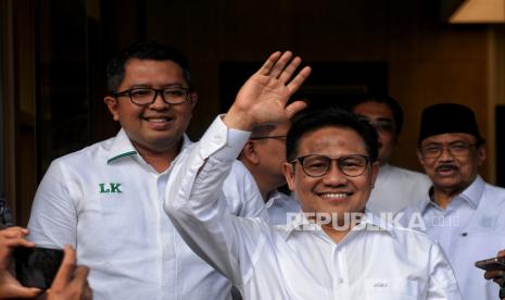 Ketua Umum Partai Kebangkitan Bangsa (PKB) Muhaimin Iskandar menyapa jurnalis saat akan menyambut kedatangan bakal Calon Presiden dari koalisi Perubahan untuk Persatuan (KPP) Anies Baswedan saat berkunjung ke DPP PKB, Jakarta, Senin (11/9/2023). Kunjungan ini merupakan kunjungan pertama Anies Baswedan ke kantor DPP PKB usai dideklarasikan berpasangan dengan Muhaimin iskandar dalam menghadapi Pilpres 2024. Menurut Sekjen PKB Jazilul Fawaid, agenda pertemuan tersebut dalam rangka membahas agenda prioritas untuk pemenangan Pilpres 2024.