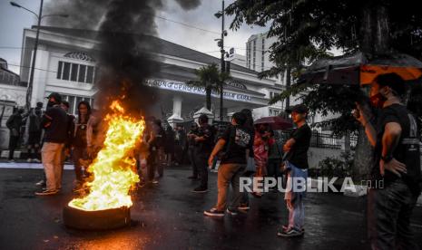 Sejumlah demonstran melakukan aksi tolak UU Omnibus Law Cipta Kerja di depan Gedung DPRD Provinsi Jawa Barat, Jalan Diponegoro, Rabu (21/10). Aksi yang menolak pengesahan Undang-Undang Omnibus Law Cipta Kerja dan menuntut pembuatan Perppu untuk Undang-Undang Cipta Kerja tersebut berakhir ricuh. Foto: Abdan Syakura/Republika