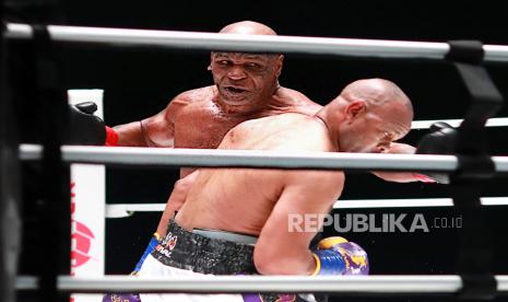  Mike Tyson melakukan pukulan di ronde ketiga melawan Roy Jones Jr. saat laga Mike Tyson vs Roy Jones Jr. di Staples Center di Los Angeles, California, AS, 28 November 2020.