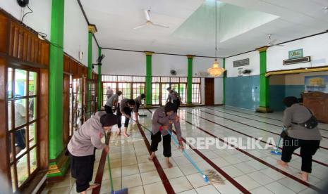 Jajaran Polresta Cirebon turun langsung membantu warga membersihkan lumpur pascabanjir, di Desa Sidaresmi, Kecamatan Pabedilan, Kabupaten Cirebon