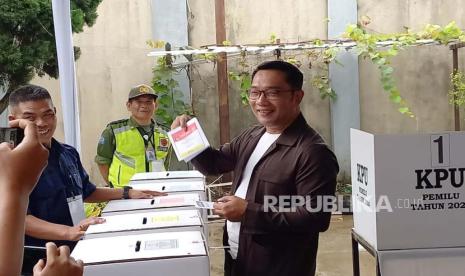 Eks Gubernur Jabar sekaligus Ketua TKD Jabar Ridwan Kamil mencoblos di TPS 045 dekat kediamannya di Jalan Gunung Kencana, Kota Bandung, Rabu (14/2/2024). 