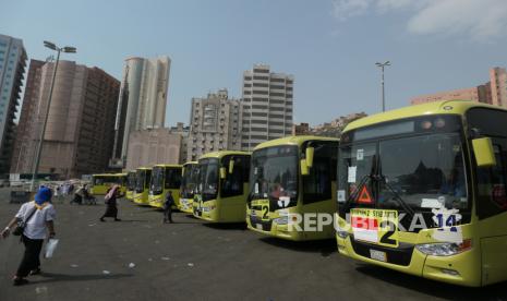 Jamaah haji Indonesia melintas di depan bus Shalawat di Terminal Syib Amir, Makkah, Arab Saudi, Kamis (20/6/2024). Setelah sempat berhenti sementara karena rangkaian prosesi Arafah, Muzdalifah dan Mina (Armuzna), bus yang mengantarkan jamaah haji Indonesia dari hotel ke Masjidil Haram tersebut kembali beroperasi pada Kamis 20 Juni 2024 pukul 00.30 waktu Arab Saudi. 