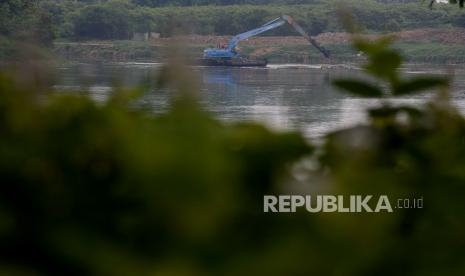 Petugas Dinas Sumber Daya Air (SDA) DKI Jakarta mengoperasikan alat berat untuk mengeruk endapan lumpur di Waduk Ria Rio, Jakarta, Senin (26/10). Pemprov DKI Jakarta terus melakukan pengerukan serta pembersihan waduk, sungai dan saluran air dari lumpur dan sampah untuk mencegah pendangkalan dan mengantisipasi banjir saat musim hujan.Prayogi/Republika