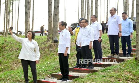 Presiden Jokowi dan sejumlah menteri saat menikmati pemandangan pembangunan IKN di atas bukit, Jumat (22/9/2023).