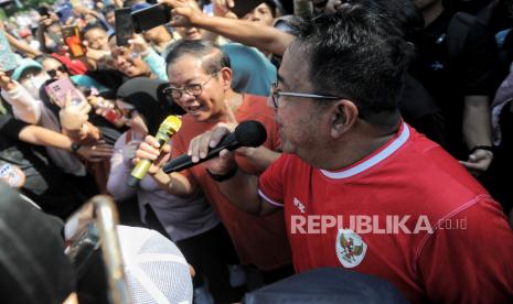 Pasangan bakal calon gubernur dan wakil gubernur DKI Jakarta Pramono Anung dan Rano Karno bernyanyi bersama warga saat berolahraga pada Hari bebas Kendaraan Bermotor (HBKB) di kawasan Bundaran HI, Jakarta, Ahad (8/9/2024). Pramono-Rano pada kesempatannya berbincang sekaligus mendengarkan aspirasi dari sejumlah elemen masyarakat, pecinta hewan dan pewarta foto ditengah aktivitasnya. Terlihat sejumlah warga berebut foto bersama pasangan calon gubenur dari PDI Perjuangan tersebut.