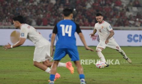 Pemain timnas Indonesia Calvin Verdonk melepaskan tendangan pada pertandingan Kualifikasi Piala Dunia 2026 melawan Filipina di Stadion Utama GBK, Jakarta, Selasa (11/6/2024). Indonesia mengalahkan Filipina dengan skor 2-0.