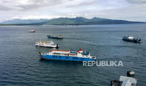 Foto udara kapal feri berlayar di Selat Bali terlihat dari Pelabuhan Ketapang Banyuwangi, Jawa Timur, Selasa (11/4/2023). Cuaca Membaik, Penyeberangan Ketapang-Gilimanuk Dibuka Kembali