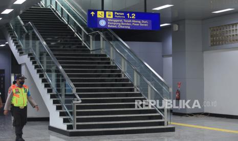 Petugas keamanan berjaga di Stasiun Matraman, Jakarta, Senin (13/6/2022). KAI Commuter bersama Direktorat Jenderal Perkeretaapian Kementerian Perhubungan dan PT KAI Daop 1 akan mengoperasikan Stasiun Matraman yang berada di antara Stasiun Manggarai dan Stasiun Jatinegara dan diharapkan dapat menjadi salah satu alternatif bagi pengguna untuk naik dan turun selain di kedua stasiun tersebut. 