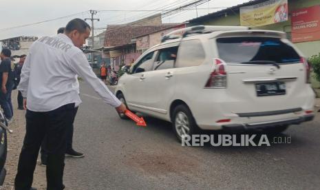 Polisi menunjukkan TKP pemuda ditemukan terkapar dengan kondisi bersimbah darah di Jalan Bantar, Kelurahan Argasari, Kecamatan Cihideung, Kota Tasikmalaya, Jumat (22/12/2023). 