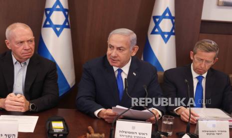 Perdana Menteri Israel Benjamin Netanyahu (tengah) Sekretaris Kabinet Yossi Fuchs (kanan)  dan Yoav Gallant (kiri) ketika masih menjadi menteri pertahanan.