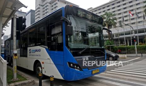 Sebuah bus Transjakarta berjalan melintasi kawasan Bundaran Hotel Indonesia, Jakarta Pusat, Kamis (30/12).