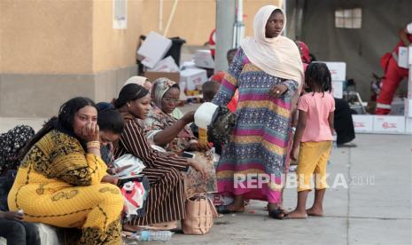  Orang-orang yang melarikan diri dari Sudan tiba di Pelabuhan Tanah Qastal yang melintasi antara Mesir dan Sudan, dekat Abu Simbel, Mesir selatan, Rabu (17/5/2023). Menurut PBB, sekitar 200.000 orang telah melarikan diri dari Sudan sejak 15 April setelah konflik bersenjata meletus antara orang-orang Sudan. militer dan milisi RSF (Pasukan Pendukung Cepat).