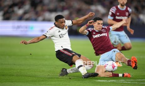  Pemain West Ham United menjegal penyerang Manchester United Anthony Martial dalam pertandingan Liga Primer Inggris.