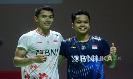 Pebulu tangkis tunggal putra Indonesia, Anthony Sinisuka Ginting dan Jonatan Christie (kiri).