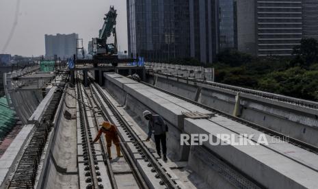 Sejumlah pekerja menyelesaikan pembangunan proyek longspan atau jembatan bentang panjang di kawasan Dukuh Atas, Jakarta, Rabu (11/11). PT. Adhi Karya (Persero) Tbk telah menyelesaikan pembangunan longspan terakhir proyek LRT Jabodebek sepanjang 218 meter yang menghubungkan lintasan dari Cawang-Kuningan-Dukuh Atas. Republika/Putra M. Akbar