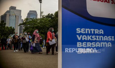 Gunakan powerbank, PLN sambungkan listrik sementara sebesar 1 juta Volt Ampere (VA) untuk Sentra Vaksinasi Bersama di Tennis Indoor Senayan, Jakarta.