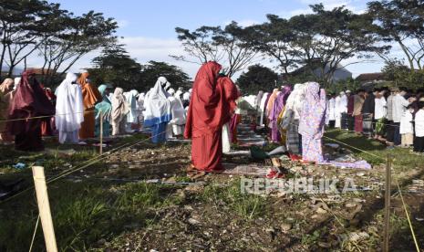 Ilustrasi. Umat muslim melaksanakan sholat Idul Fitri di lapangan. DLH Sleman Layani Potong Rumput Gratis untuk Lapangan Dipakai Sholat Idul Fitri