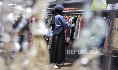 Pengunjung melihat produk fesyen yang dipajang pada Pasar Kreatif Bandung Store di Trans Studio Mall, Kota Bandung, Selasa (31/1/2023). Ekonom dan Associate Faculty Lembaga Pengembangan Perbankan Indonesia (LPPI) Ryan Kiryanto mengatakan, saat ini kinerja penyaluran kredit dari empat bank Himbara yakni Bank Mandiri, BRI, BNI dan BTN sudah sesuai dengan pedoman yang ada dan dengan mengedepankan prinsip kehati-hatian yang tinggi.