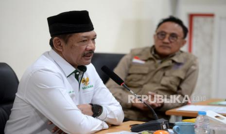 Ketua Baznas RI KH Noor Achmad memberikan sambutan didampingi oleh  Kepala Badan Penyelenggara Jaminan Produk Halal (BPJPH) Kemenag Muhammad Aqil Irham pada acara simbolisasi penyerahan sertifikat halal UMKM binaan Baznas RI di Jakarta, Rabu (1/2/2023). Simbolisasi penyerahan sertifikat halal ini sebagai awal untuk mendorong serifikasi halal UMKM binaan Baznas dan LAZ di seluruh Idonesia. Acara penyerahan sertifikat halal tersebut dihadiri oleh 20 UMKM binaan Baznas RI yang bergeak di berbagai jenis usaha. 