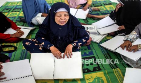 Para tunanetra membaca Alquran Braille saat bulan suci Ramadan di Perhimpunan Tunanetra Indonesia (PERTUNI) pusat Medan, Kamis (6/4/2023).