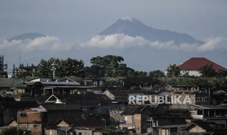 Gunung Merapi terlihat dari Jembatan Gondolayu, Jetis, Yogyakarta. 