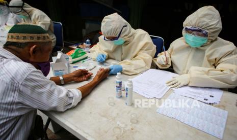 Warga menjalani rapid test atau pemeriksaan cepat COVID-19 di Pasar Anyar, Kota Tangerang, Banten, Selasa (21/4/2020). Pemerintah Provinsi Banten menggelar rapid test serentak di 12 lokasi di Tangerang Raya sebagai salah satu upaya pengendalian transmisi COVID-19