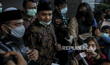 Wakil Sekretaris Umum Front Pembela Islam (FPI) Aziz Yanuar (kedua kiri) 