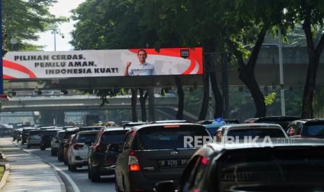 Layar yang menampilkan sosialisasi Pemilu 2024 terlihat di kawasan Sudirman, Jakarta, Rabu (29/11/2023). Usai diresmikannya masa kampanye Pemilu 2024 oleh Komisi Pemilihan Umum (KPU), Sejumlah ruas jalan di Jakarta mulai dipenuhi oleh baliho dan spanduk capres cawapres, partai politik dan calon legislatif. Berdasarkan Peraturan Komisi Pemilihan Umum (PKPU) Masa kampanye tersebut mencakup pertemuan terbatas, pertemuan tatap muka, penyebaran bahan kampanye kepada umum, pemasangan alat peraga kampanye di tempat umum, debat pasangan calon presiden dan wakil presiden, serta kampanye melalui media sosial yang berlangsung dari tanggal 28 November 2023 hingga 10 Februari 2024 mendatang.