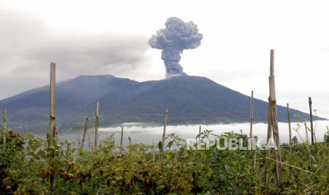 Gunung Marapi memuntahkan material vulkanik saat meletus di Agam, Sumatera Barat, Indonesia, Senin, 4 Desember 2023. Gunung berapi tersebut memuntahkan kolom abu tebal setinggi 3.000 meter (9.800 kaki) ke langit dalam letusan mendadak pada Minggu dan panas. awan abu menyebar beberapa mil (kilometer).