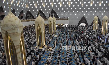 Umat muslim melaksanakan Shalat Jumat di Masjid Raya Al Jabbar, Gedebage, Kota Bandung, Jumat (30/12/2022). Gubernur Jabar Ridwan Kamil minta ulama mulai ajukan kajian ke Masjid Al Jabbar.