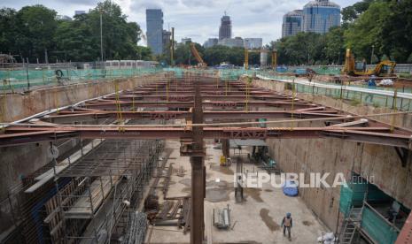 Pekerja beraktivitas di proyek MRT CP 201 fase 2A Kawasan Monumen Nasional, Jakarta. Dalam pembangunan MRT Fase 2A, mulai digali pintu masuk dari silang barat daya Monas.