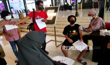 Warga mengikuti vaksinasi Covid-19 massal di Ambarukmo Plaza, Yogyakarta, Jumat (6/8). Selama dua hari 1.000 warga menjadi target vaksinasi. Yogyakarta menjadi salah satu wilayah yang mempercepat proses vaksinasi. Dengan target setiap hari sebanyak 6.000 penyuntikan vaksin.