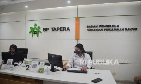 Petugas melayani peserta tabungan perumahan rakyat (Tapera) di Kantor Pelayanan Badan Pengelola (BP) Tapera, Jakarta, Selasa (4/6/2024). Semenjak BP Tapera beroperasi hingga 2024, BP Tapera telah mengembalikan Tabungan Perumahan Rakyat kepada 956.799 orang PNS pensiun atau ahli warisnya senilai Rp4,2 Triliun.