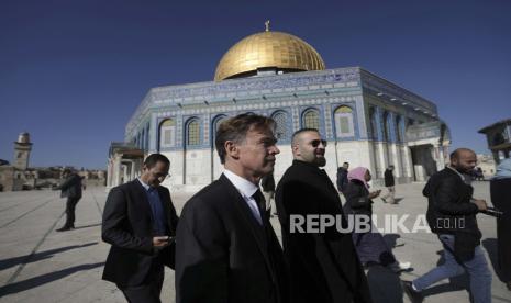 Perwakilan Uni Eropa untuk Palestina Sven Kun von Burgsdorff (tengah) mengunjungi kompleks Masjid Al-Aqsa bersama delegasi perwakilan dan konsul negara-negara Uni Eropa dan negara-negara yang berpikiran sama di Kota Tua Yerusalem, Rabu, 18 Januari, 2023. Ratusan Masjid Inggris Tingkatkan Kesadaran tentang Masjid Al Aqsa