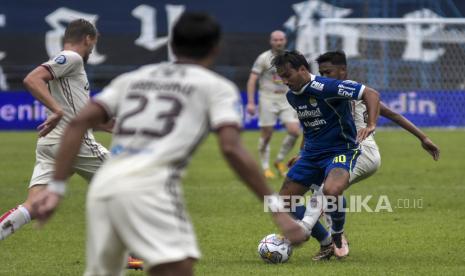 Penyerang Persib Bandung Ezra Walian (kedua kanan) berebut bola dengan pemain Persija Jakarta saat pertandingan BRI Liga 1 di Stadion Gelora Bandung Lautan Api (GBLA), Gedebage, Kota Bandung, Rabu (11/1/2023). Dalam pertandingan tersebut Persib Bandung berhasil mengalahkan Persija Jakarta dengan skor 1-0.