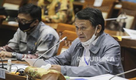 Menteri ESDM Arifin Tasrif menyampaikan pendapat akhir pemerintah dalam rapat kerja dengan Komisi VII DPR di Kompleks Parlemen, Senayan, Jakarta, Senin (11/5/2020).  Pemerintah bersama Komisi VII DPR sepakat mengesahkan Revisi Undang-Undang Mineral dan Batu Bara Nomor 4 Tahun 2009 dan selanjutnya akan dibawa ke sidang paripurna untuk dijadikan undang-undang