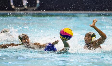 Atlet polo air putra Jawa Timur Anggi Prastiyono (kanan) dan Alper Delano (kiri) berusaha menghalau lemparan bola dari atlet polo putra Jawa Barat Revanza Rizky (kanan) saat pertandingan polo air pada PON Papua di Stadion Akuatik, Kampung Harapan, Kabupaten Jayapura, Papua, Rabu (29/9/2021). Tim polo air putra Jawa Barat berhasil mengalahkan tim polo air putra Jatim dengan skor 22-12. 