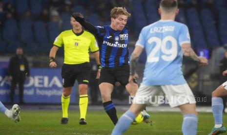 Pemain Atalanta Rasmus Hojlund dari  (tengah) menendang bola  pada pertandingan sepak bola Serie A Italia antara Lazio dan Atalanta di Stadion Olimpiade Roma, Ahad (12/2/2023) dini hari WIB.