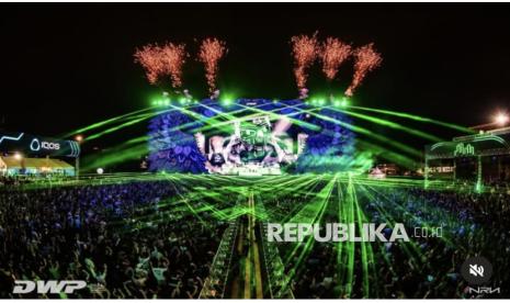 Pengunjung memadati gelaran Djakarta Warehouse Project 2024 di Jakarta International Expo Kemayoran, Jakarta, Desember 2024.