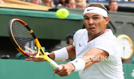  Rafael Nadal dari Spanyol beraksi melawan Taylor Fritz dari Amerika Serikat selama pertandingan perempat final putra mereka di Kejuaraan Wimbledon di Wimbledon, Inggris, 06 Juli 2022.