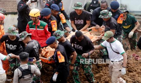 TNI dan SAR mengevakuasi jenazah korban longsor akibat gempa bermagnitudo 5,6, di Cianjur, Indonesia, 22 November 2022. Gempa yang melanda barat daya Kabupaten Cianjur Provinsi Jawa Barat itu menewaskan sedikitnya 103 orang. , menurut Badan Nasional Penanggulangan Bencana Indonesia.