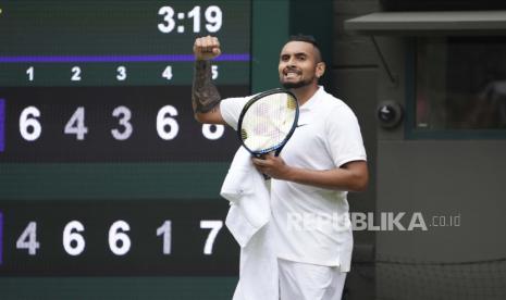 Petenis Australia Nick Kyrgios merayakan kemenangannya dalam pertandingan babak pertama tunggal putra melawan Ugo Humbert dari Prancis pada hari ketiga Kejuaraan Tenis Wimbledon di London, Rabu 30 Juni 2021.