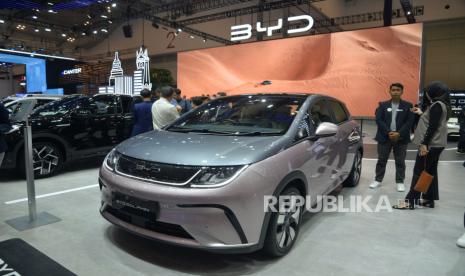 Pengunjung memadati booth BYD dalam ajang Gaikindo Indonesia Internasional Auto Show (GIIAS) 2024 di ICE BSD, Tengerang, Banten, Kamis (18/7/2024).