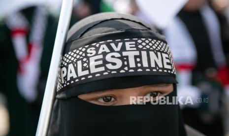 Warga mengikuti aksi solidaritas di kawasan Nol Kilometer Yogyakarta, Ahad (13/10/2024). Aksi solidaritas yang diikuti berbagai elemen masyarakat tersebut untuk memperingati satu tahun genosida di Palestina serta menyerukan untuk terus mendukung perjuangan rakyat Palestina. 